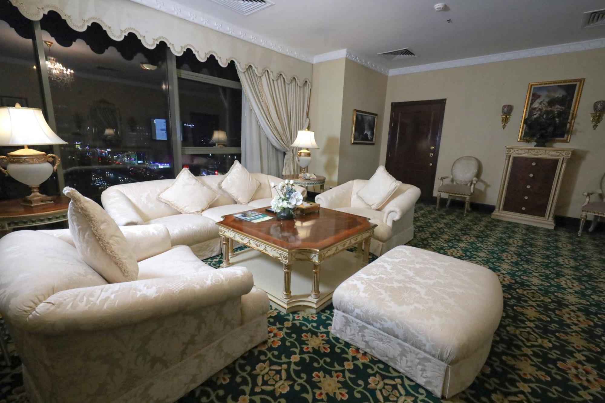 Habitat All Suites, Al Khobar Exterior foto A living room in a suite at the Burj Al Arab